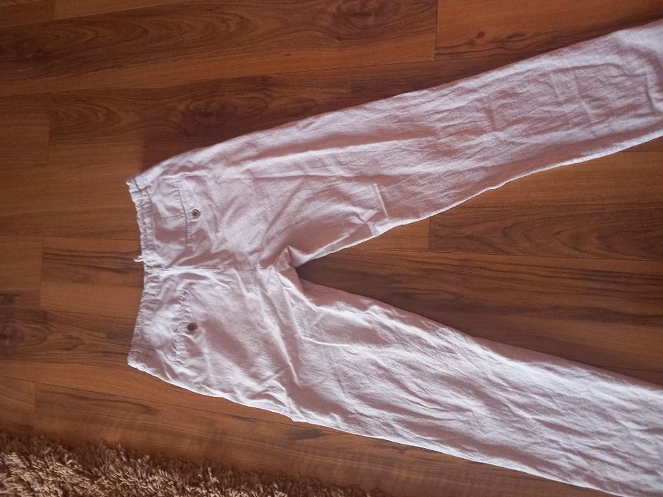 Vând pantaloni de în de culoare crem
