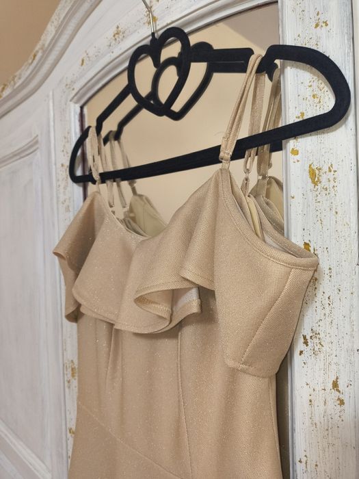 Дълга рокля в бежов цвят