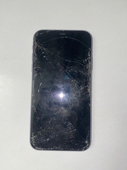 Iphone 11 mov 64BG nefunctional pentru piese camera fisurata 4000 lei