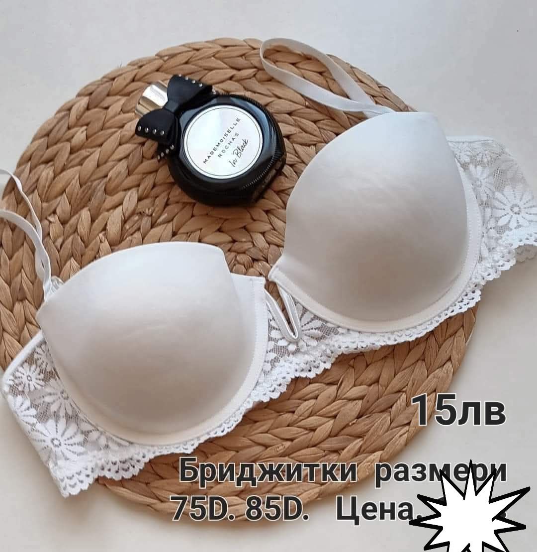 Сутиени цени и размери са написани върху всяка снимка