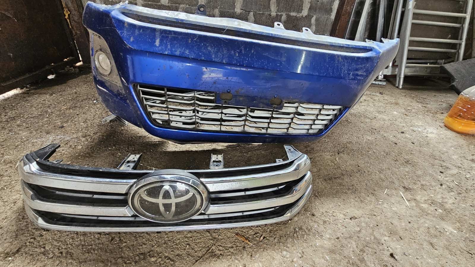 Toyota Hilux различни части - броня, гуми и др