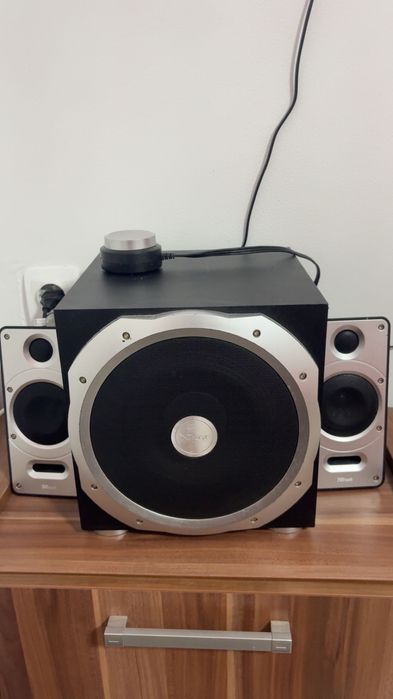 Vând boxe aproape noi