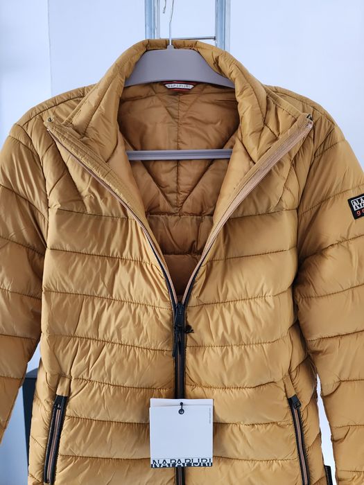 Geaca Napapijri, noua cu eticheta