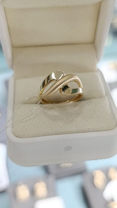 Очень интересное по своему стилю и дизайну золотое кольцо