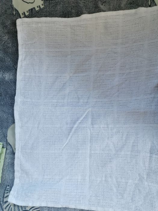 3 одеялца, 2 муселинови пелени, 4 бодита и 2 чаршафчета