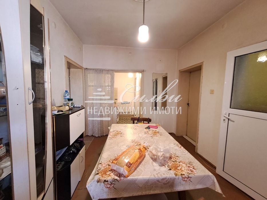 Етаж от двуетажна ТУХЛЕНА къща на плоча – кв. Военно училище.