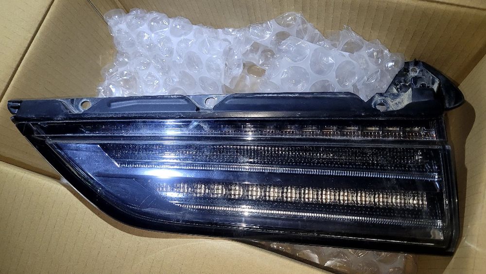 Продам правый задний стоп-сигнал от Lexus LX570