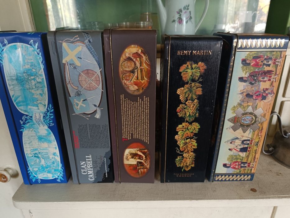 Празни кутии от алкохол