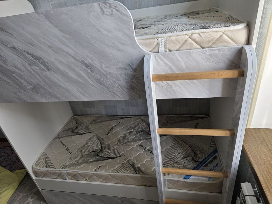 Krovat dvux etajniy