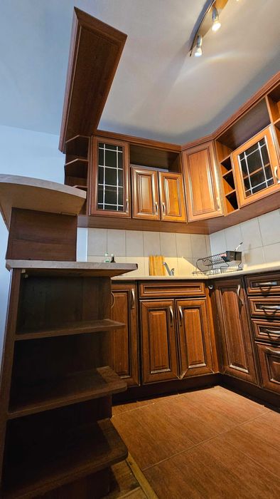 Ъглова кухня с фурна, мивка и аспиратор