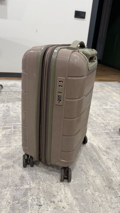 Чемодан для ручной клади