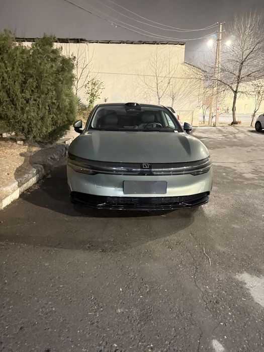 Electromobil Zeekr 007