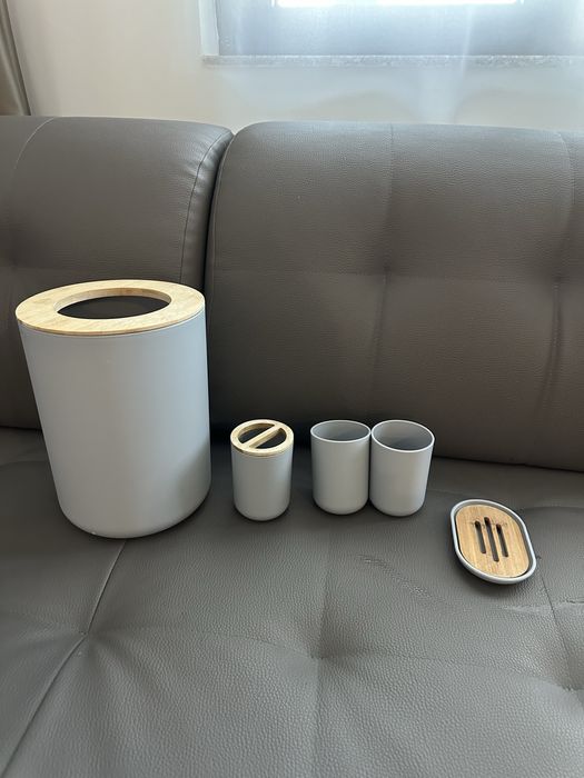 Набор - мусорное ведро, стаканчики и мыльница