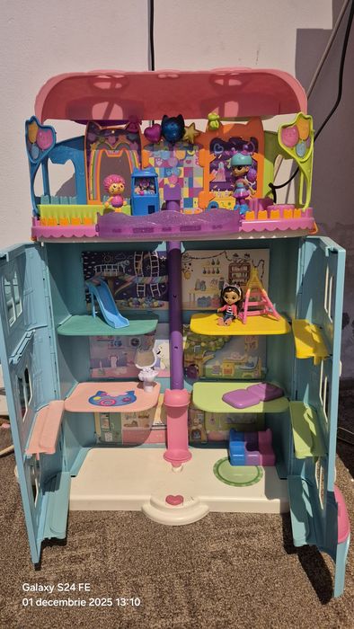 Casa de păpuși Gabby s Dolhouse cu etaj superior de petrecere