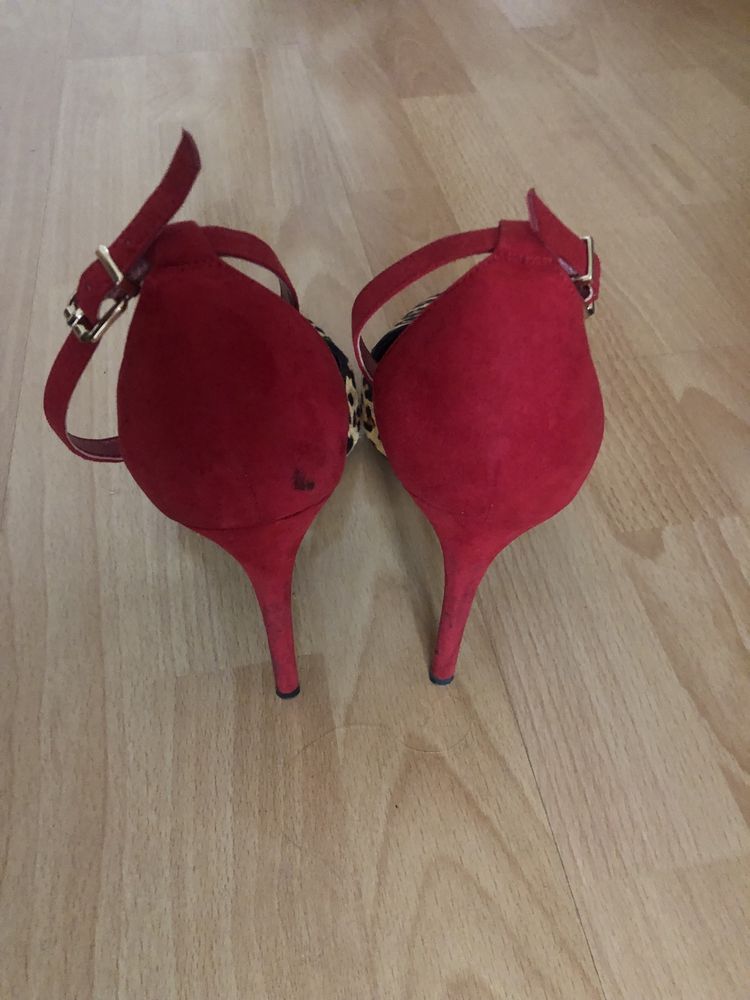 Pantofi cu toc inalt