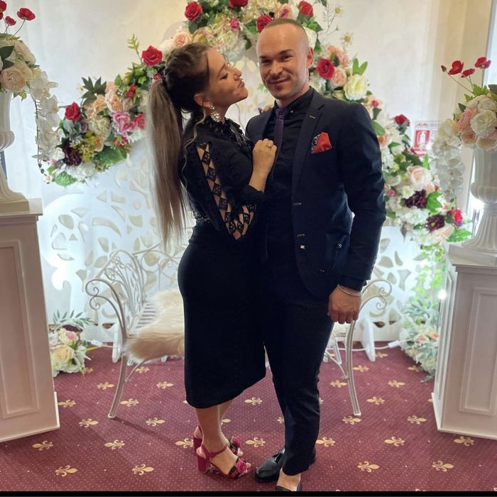 Rochie model deosebit, neagra cu aplicatii din dantela.