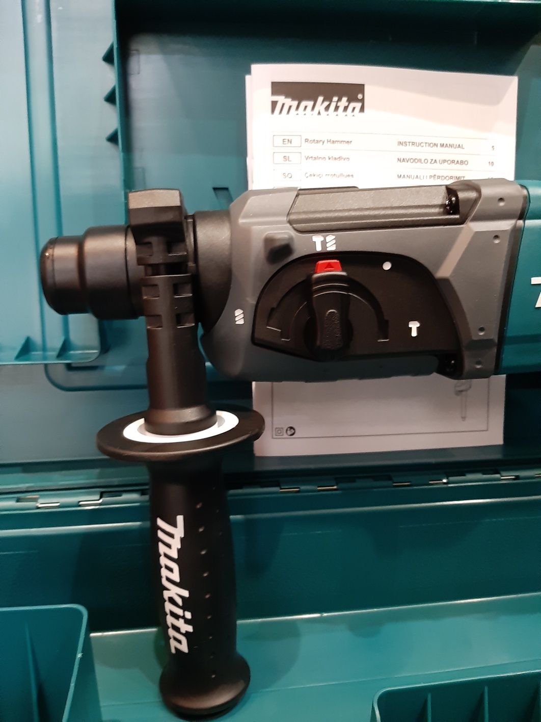 Перфоратор Makita HR2470T/780W/24мм.