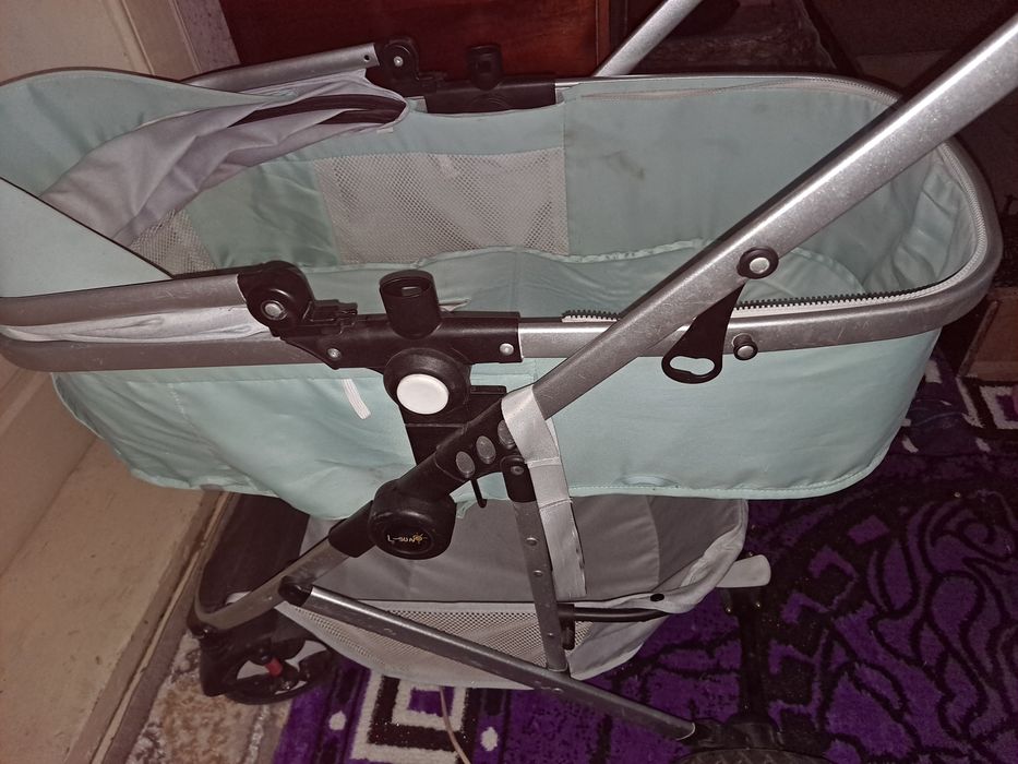 De vânzare doua cărucioare pt copil nou născut