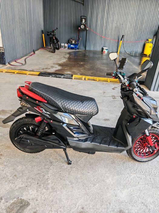 Электроскутер сотилади 2000кв