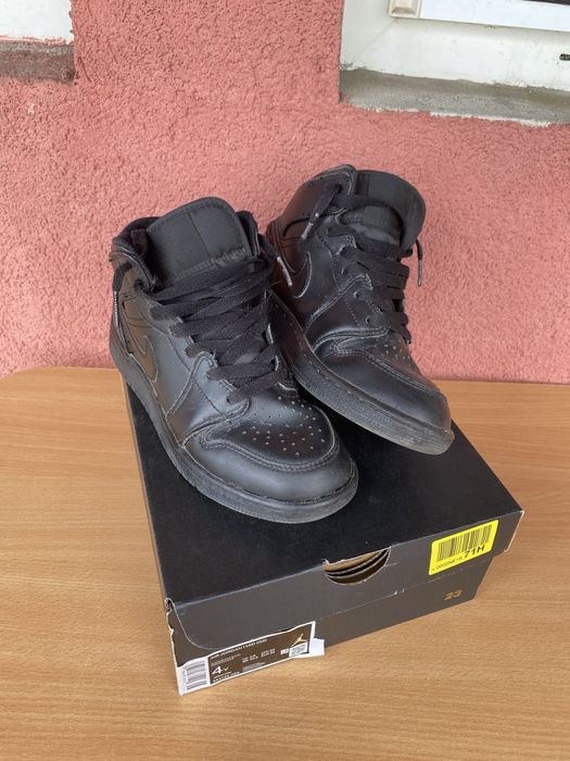 Jordan 1 Triple Blak