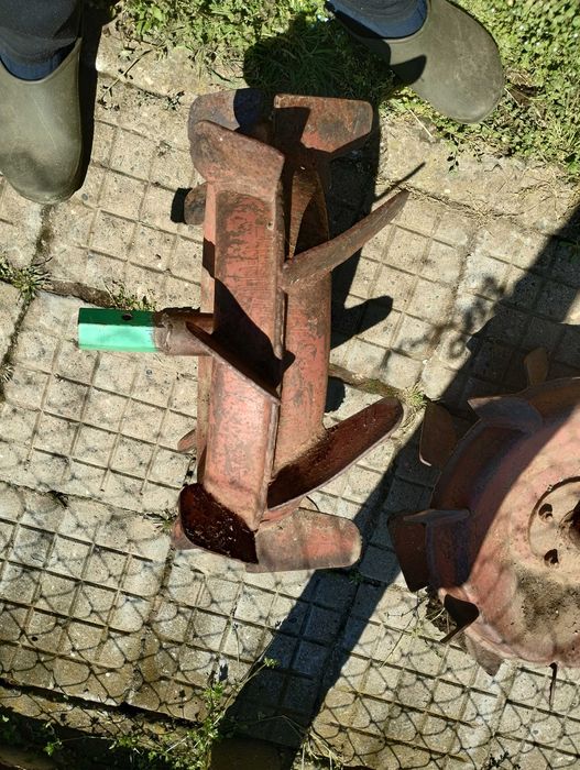 Продавам плуг и метални колела за мотоблок