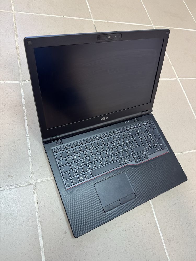 Лаптоп Fujitsu LifeBook E5511 - 15,6 инча, i5, отличен