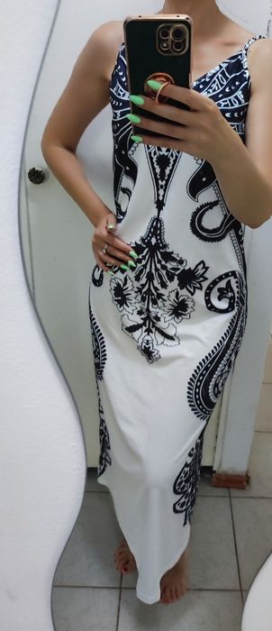 o rochie lungă de damă, cu un imprimeu alb-negru,