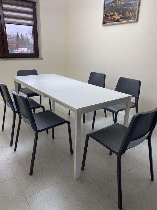 Masă și scaune folosite