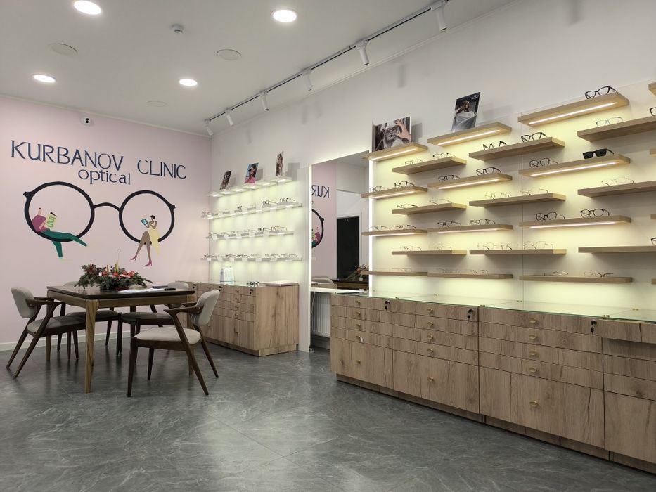 Шкаф-витрина с подсветкой, стеллажи, мебель для магазинов