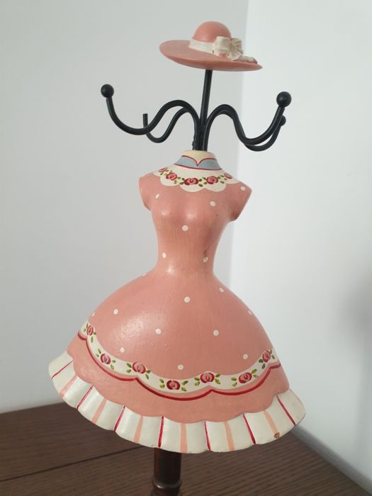 Suport din lemn pentru bijuterii