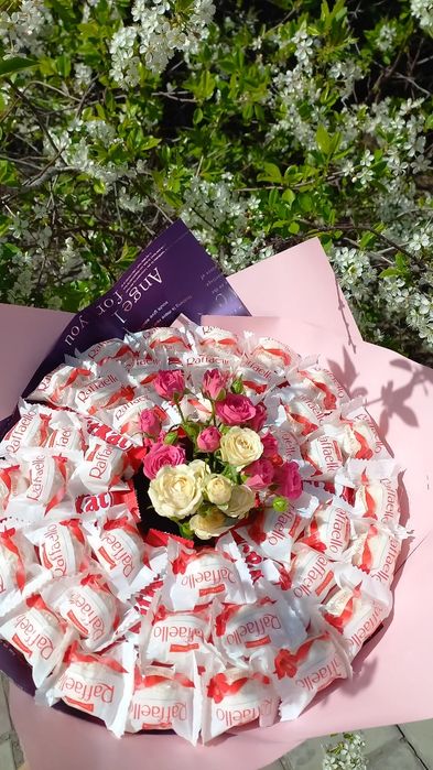 Сладкий букет из конфет и роз