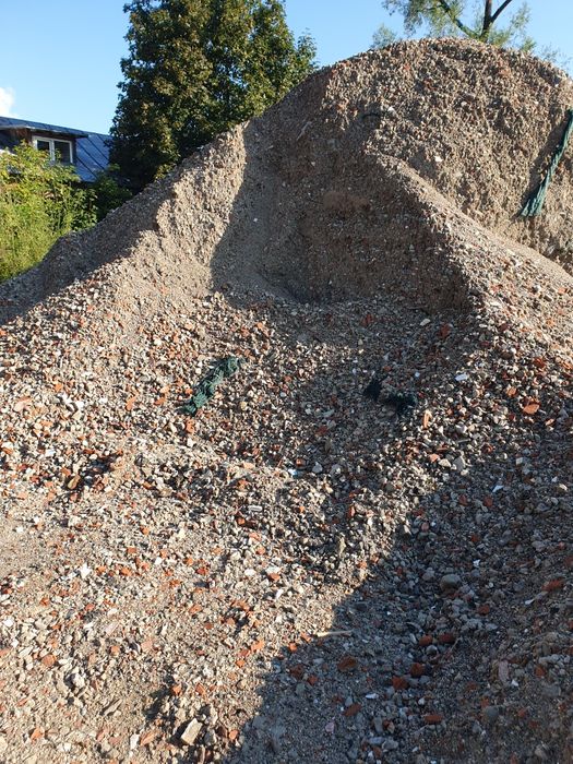 Nisip,pietriș, pământ negru vegetal