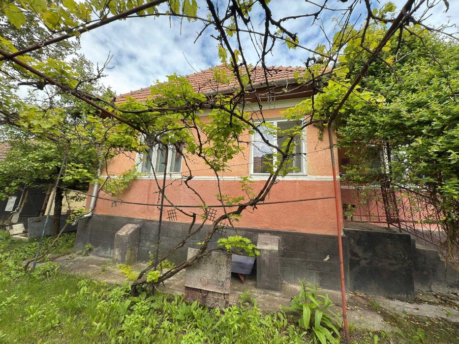 Vand teren intravilan cu casa, anexe gospodaresti si gradina in Aiton