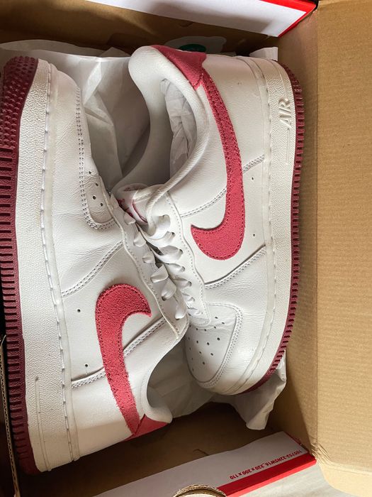 Nike air force white с червено лого