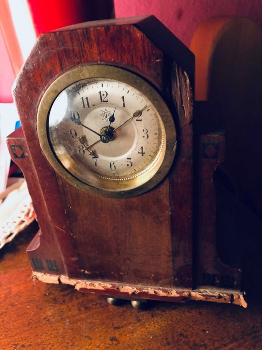 Продавам стар настолен часовник