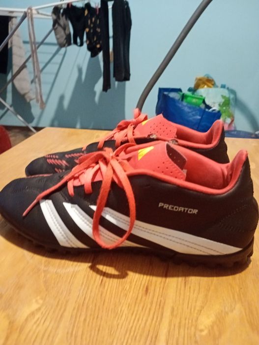 Футболни обувки стоножки Adidas Predator