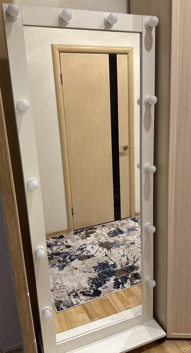 Продам зеркало с подсветкой