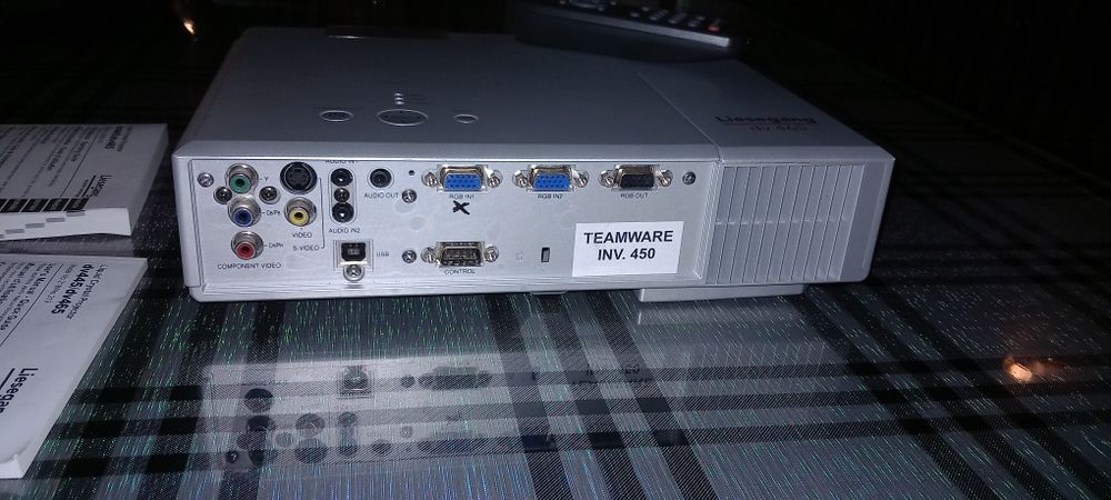 Videoproiector complet cu telecomanda , manuale si geanta transport