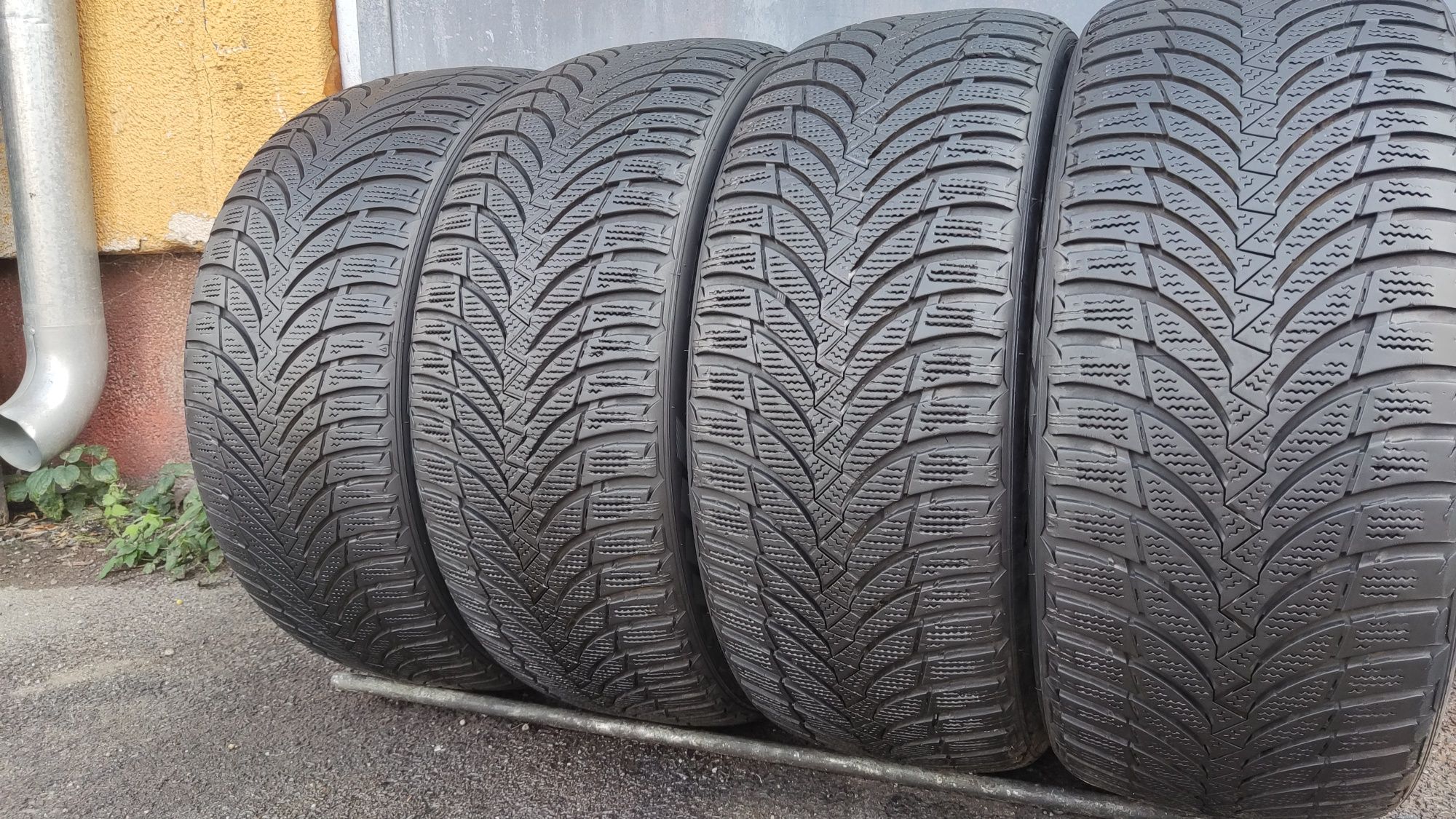 4бр. зимни гуми 225/50/17 Nexen Winguard 
dot22
8.26mm
Добро състояние