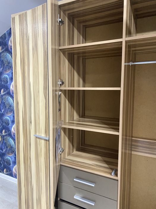 Шкаф из натурального дерева