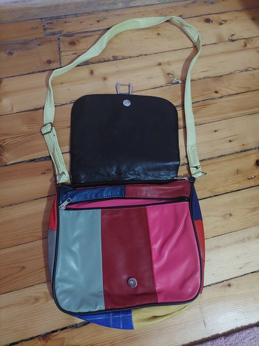 Многоцветна чанта с дълга дръжка