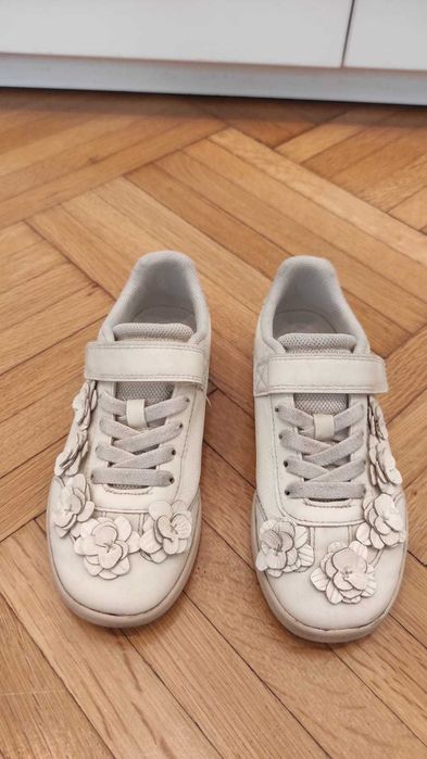 Adidasi fete H&M masura 31, inchidere cu scai si aplicatii floricele