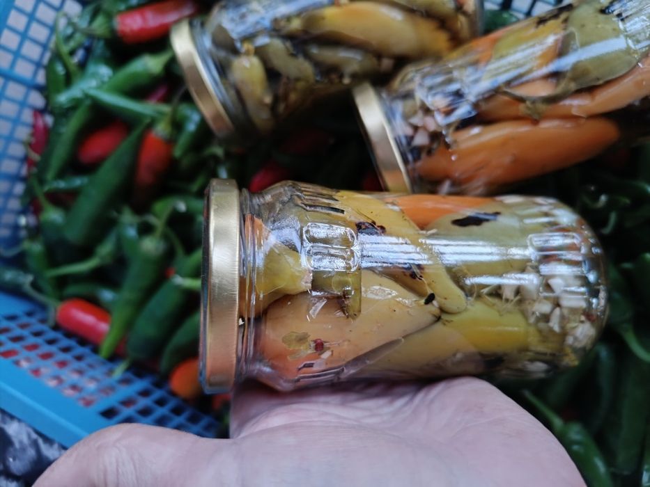 Пукани, люти чушлета с чесън и магданоз