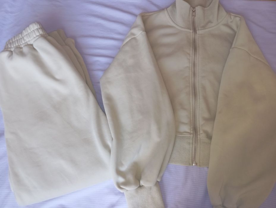 Спортивный комплект фисташкового цвета, как новый