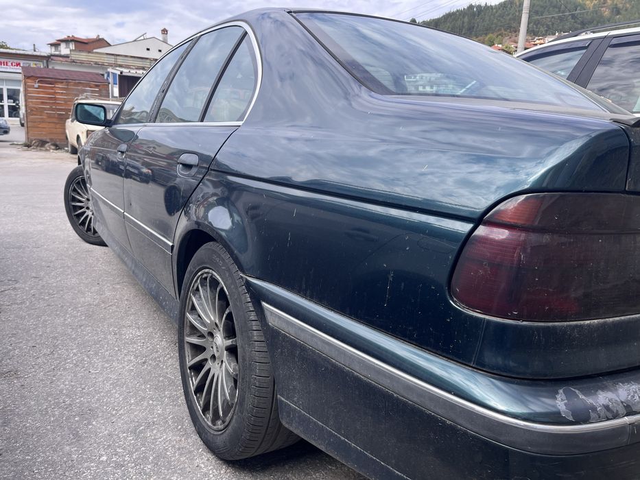 BMW 528i Тъмно зелен