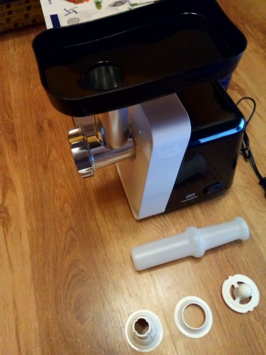 Masina de tocat carne Heinner 1300 W,accesoriu carnati, cutit inox,nou