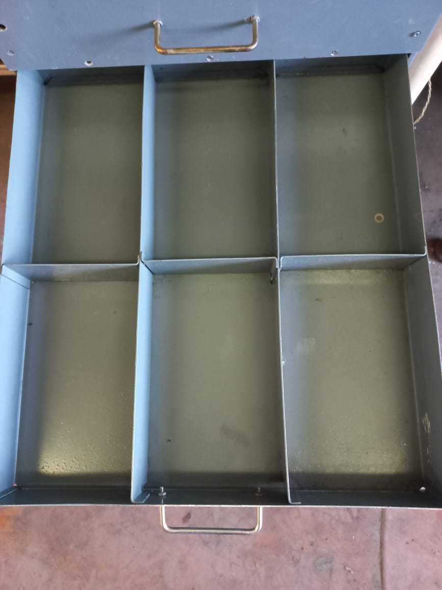 Шкафы металлические, столы металлические с пластиковым покрытием б/у