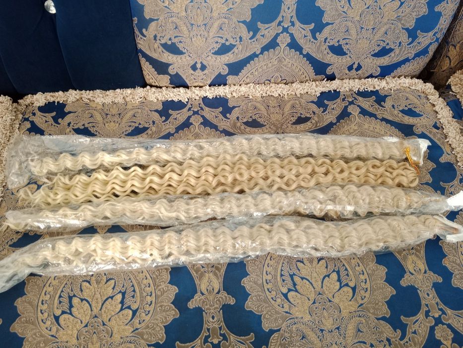 Продаются афролоконы.