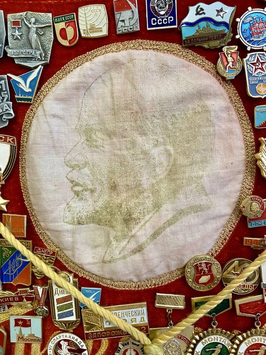 Колекция от съветски значки върху кадифено знаме