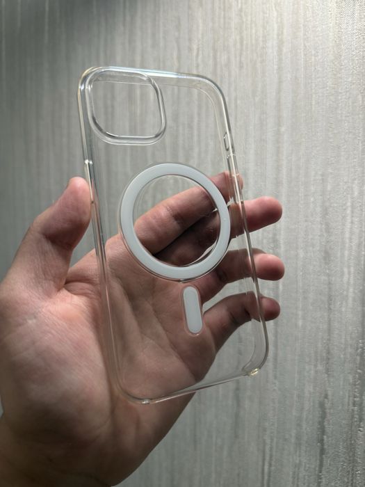 Продам оригинальный чехол на Iphone 15